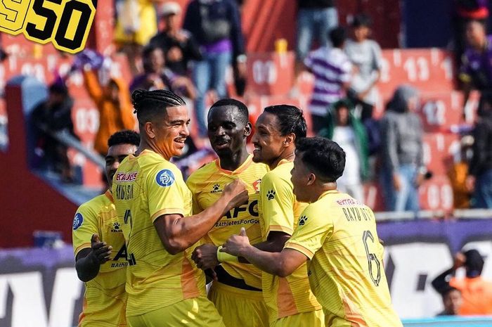 Para pemain Persik merayakan gol Flavio Silva ke gawang Madura United pada laga pekan ke-19 Liga 1 2023/2024 di Stadion Brawijaya, Kediri, Rabu (8/11/2023). 