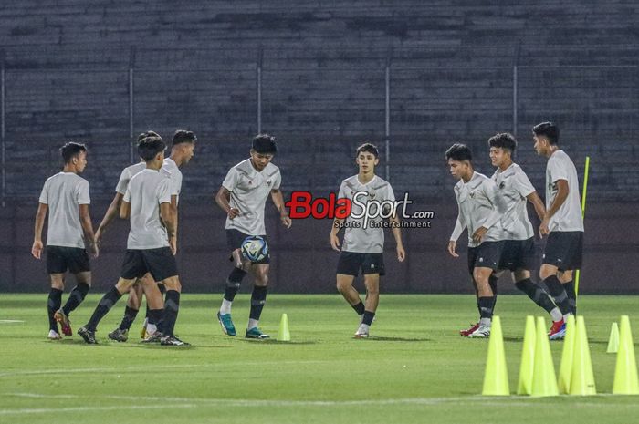 Arkhan Kaka Putra (tengah) sedang berlatih bersama sejumlah pemain timnas U-17 Indonesia di Stadion 10 November, Surabaya, Jawa Timur, Kamis (9/11/2023).