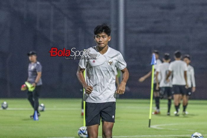 Pemain timnas U-17 Indonesia, Arkhan Kaka Putra, sedang berlatih di Stadion 10 November, Surabaya, Jawa Timur, Kamis (9/11/2023).