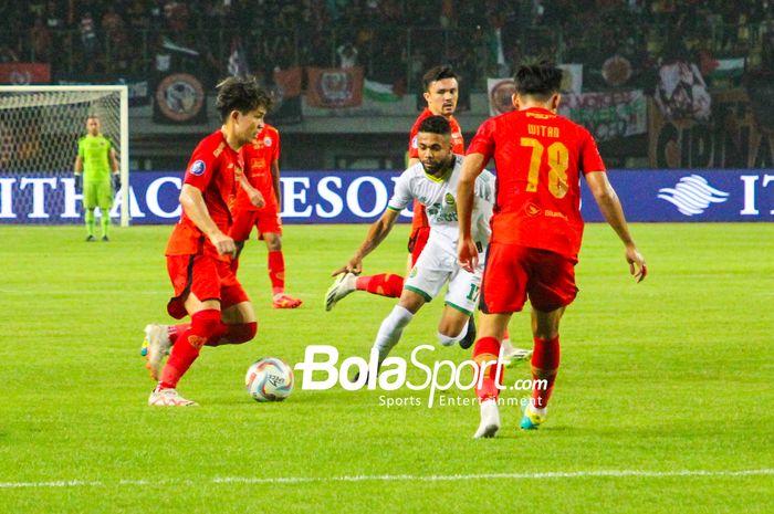 Pemain persija jakarta Ryo Matsumura (Kiri) sedang menguasi bola saat persija jakarta berhadapan dengan persikabo 1973 distadion patriot candrabhaga, Kota Bekasi, kamis (9/11/2023)