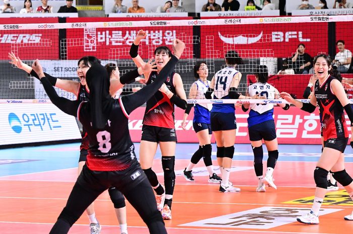 Pemain Daejeon JungKwanJang Red Sparks, : Megawati Hangestri Pertiwi, Jung Ho-young, dan Yeom Hye-seon berselebrasi saat menghadapi Suwon Hyundai Engineering & Constructions Hillstate, Minggu, 29 Oktober 2023