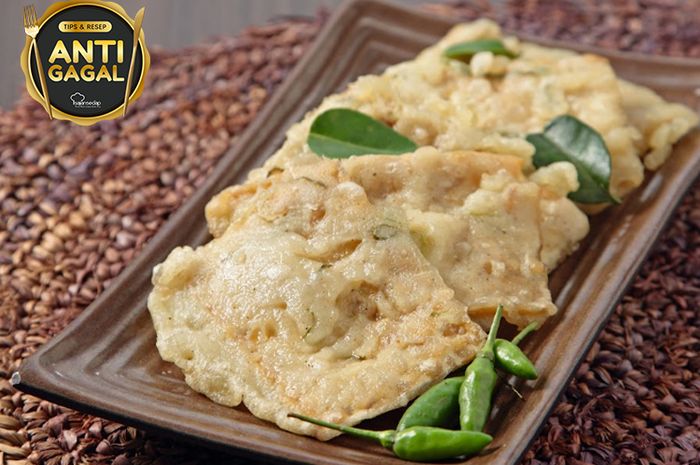 Hidangan mendoan daun jeruk, gorengan enak untuk camilan keluarga di rumah.