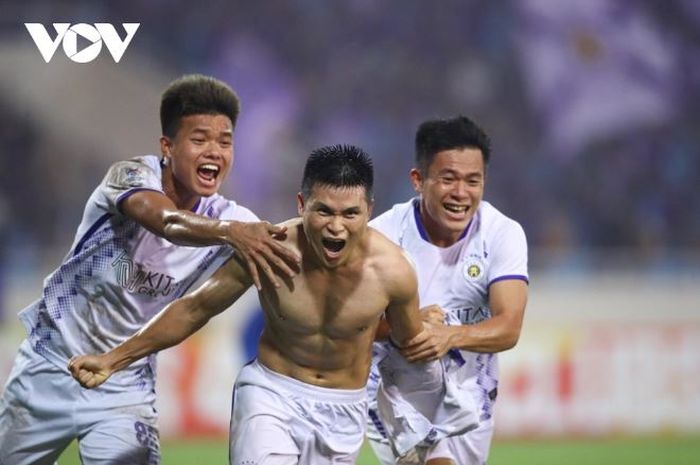 Bomber Hanoi FC, Pham Tuan Hai (tengah), mencetak dua gol untuk membawa timnya meraih kemenangan dramatis atas Wuhan Three Towns di laga Grup J Liga Champions Asia 2023-2024.