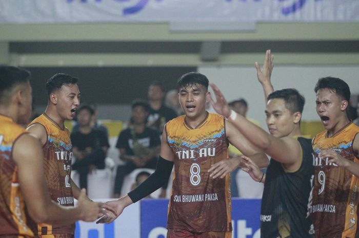 Tim bola voli putra TNI AU pada Livoli Divisi Utama 2023 di Indoor Stadium Indomilk Sport Center, Legok, Kabupaten Tangerang, Rabu (8/11/2023).