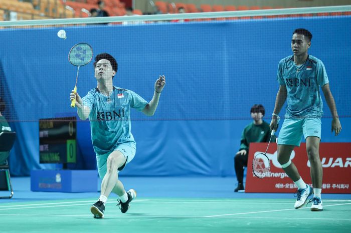 Pasangan ganda putra Indonesia, Rahmat Hidayat/Kevin Sanjaya Sukamuljo, pada babak kedua Korea Masters 2023 di Gwangju Women's University Stadium, Gwangju, Korea Selatan, Kamis (9/11/2023).