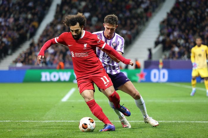 Aksi Mohamed Salah (depan) ketika Liverpool menelan kekalahan dari penghuni papan tengah Liga Prancis 2023-2024, Toulouse FC, di partai Liga Europa (9/11/2023).