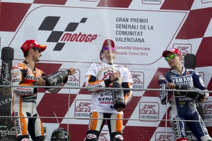 Marc Marquez (tengah) merayakan keberhasilannya menjadi juara dunia MotoGP termuda sepanjang sejarah pada 10 November 2013 di Sirkuit Ricardo Tormo, Valencia.