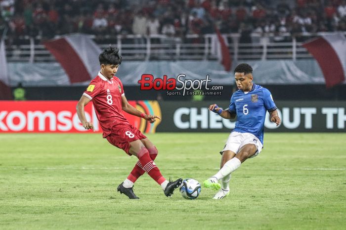 Arkhan Kaka Putra (kiri) sedang menguasai bola dalam Grup A Piala Dunia U-17 2023 antara timnas U-17 Indonesia versus timnas U-17 Ekuador di Stadion Gelora Bung Tomo, Surabaya, Jawa Timur, Jumat (10/11/2023).