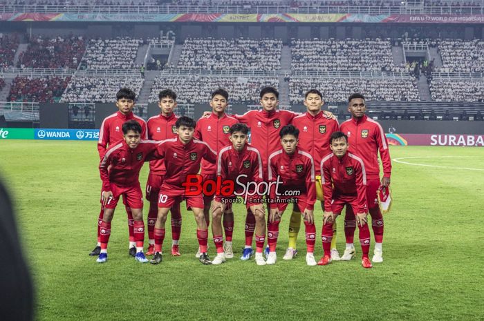 Skuat timnas U-17 Indonesia (skuad timnas U-17 Indonesia) sedang berfoto bersama jelang bertanding dalam laga pertama Piala Dunia U-17 2023 di Stadion Gelora Bung Tomo, Surabaya, Jumat (10/11/2023).