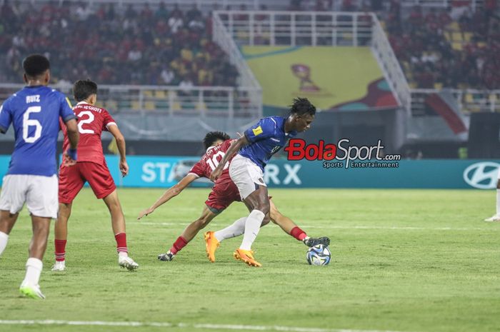 Allen Obando sedang menguasai bola dalam laga babak penyisihan Grup A Piala Dunia U-17 2023 antara timnas U-17 Indonesia versus timnas U-17 Ekuador di Stadion Gelora Bung Tomo, Surabaya, Jawa Timur, Jumat (10/11/2023).
