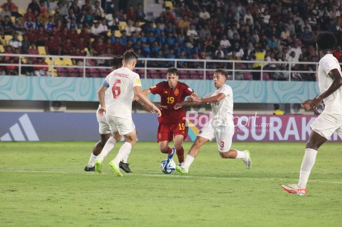Aksi pemain Timnas U-17 Spanyol, Yanez Barla, saat menghadapi perlawanan Kanada pada babak pertama penyisihan grup B Piala Dunia U-17 2023 di Stadion Manahan, Surakarta, Jumat (10/11/2023).