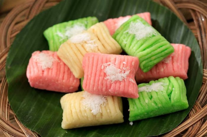 Getuk Lindri berwarna-warni dengan taburan kelapa parut, camilan manis tradisional khas Indonesia yang lembut dan menggugah selera
