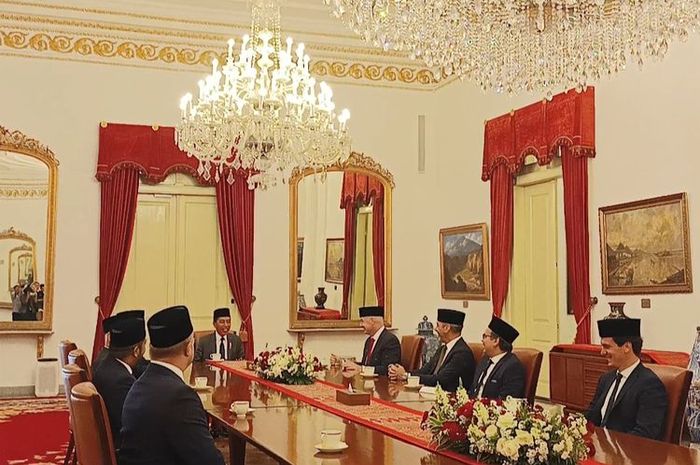 Presiden RI Joko Widodo alias Jokowi bersama jajarannya saat berbincang dengan Presiden FIFA Gianni Infantino di Istana Negara, Jakarta, Jumat (10/11/2023).