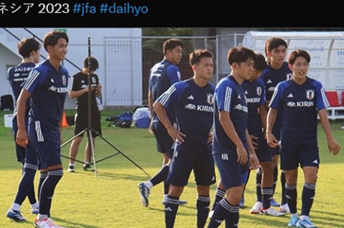 Momen timnas U-17 Jepang berlatih di Bandung jelang persiapan laga pembuka melawan Polandia di Grup D Piala Dunia U-17 2023.