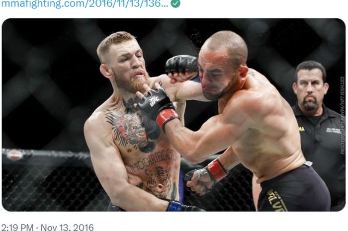 Conor McGregor (kiri) mengalahkan Eddie Alvarez untuk menjadi juara kelas ringan UFC pada gelaran UFC 205, 12 November 2016.