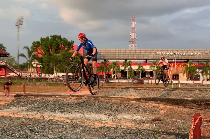 UCI MTB World Championship 2023 akan dimulai pada Minggu (12/11) siang WIB. Kota Palangka Raya, Kalimantan Tengah (Kalteng), sebagai tuan rumah sudah bersolek.
