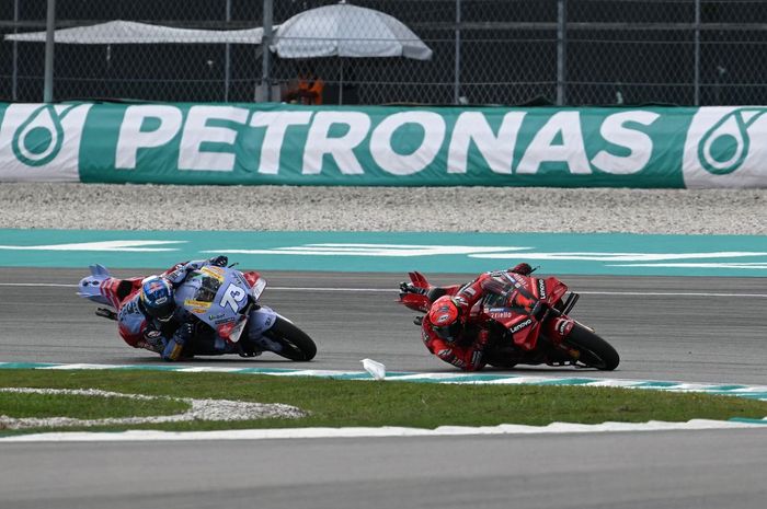 Pembalap Ducati, Francesco Bagnaia (merah) berduel dengan Alex Marquez dari Gresini Racing pada sesi sprint MotoGP Malaysia 2023, Sabtu (11/11/2023)