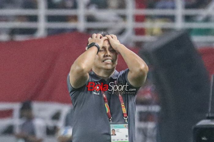 Pelatih timnas U-17 Indonesia, Bima Sakti, sempat memegangi kepalanya sebagai bentuk kecewa saat memantau para pemainnya bertanding di Stadion Gelora Bung Tomo, Surabaya, Jawa Timur, Jumat (10/11/2023).
