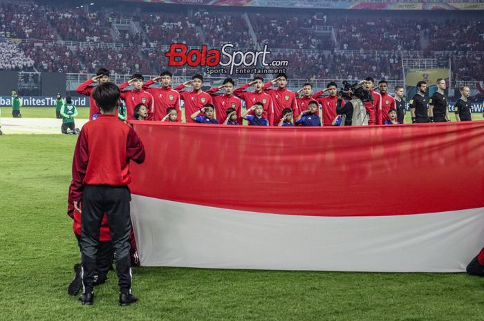 Skuat timnas U-17 Indonesia (skuad timnas U-17 Indonesia memberikan hormat saat menyanyikan lagu kebangsaan di Stadion Gelora Bung Tomo, Surabaya, Jumat (10/11/2023).