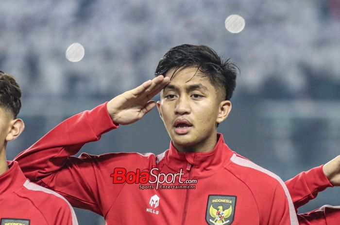 Pemain timnas U-17 Indonesia, Sulthan Zaky, memberikan hormat saat menyanyikan lagu kebangsaan di Stadion Gelora Bung Tomo, Surabaya, Jumat (10/11/2023).