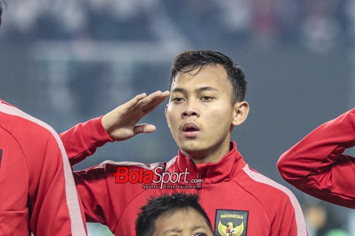 Pemain timnas U-17 Indonesia, Riski Afrisal, memberikan hormat saat menyanyikan lagu kebangsaan di Stadion Gelora Bung Tomo, Surabaya, Jumat (10/11/2023).