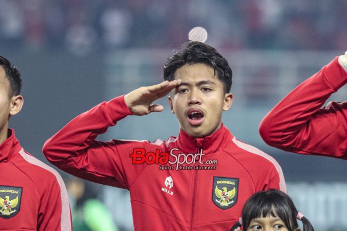 Pemain timnas U-17 Indonesia, Figo Dennis, memberikan hormat saat menyanyikan lagu kebangsaan di Stadion Gelora Bung Tomo, Surabaya, Jumat (10/11/2023).