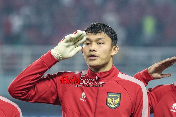 Kiper timnas U-17 Indonesia, Ikram Al Giffari, memberikan hormat saat menyanyikan lagu kebangsaan di Stadion Gelora Bung Tomo, Surabaya, Jumat (10/11/2023).