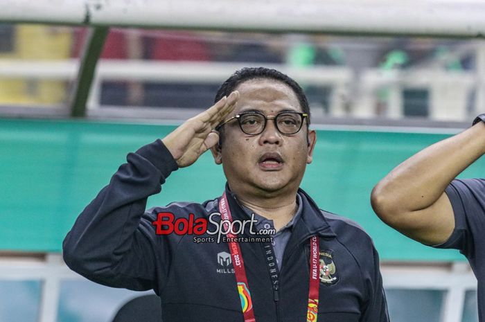 Anggota Komite Eksekutif (Exco) PSSI sekaligus manajer timnas U-17 Indonesia, Endri Erawan, memberikan hormat saat menyanyikan lagu kebangsaan di Stadion Gelora Bung Tomo, Surabaya, Jumat (10/11/2023).