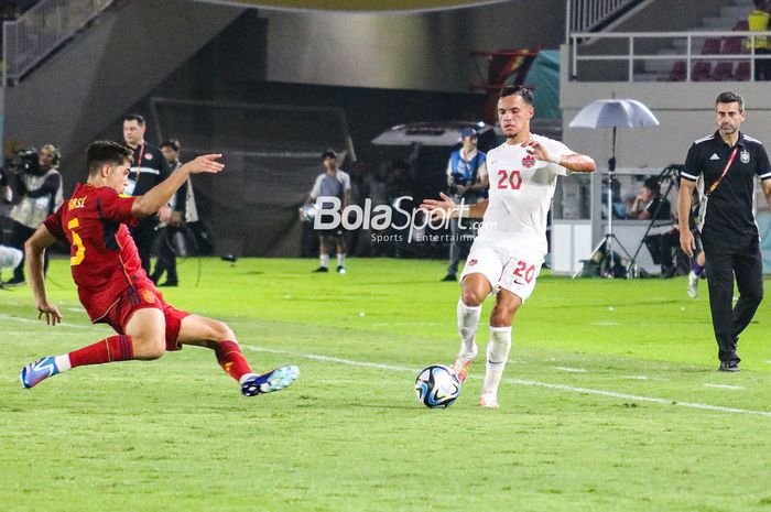 Defender Timnas U-17 Kanada, Aklil Lino berusaha melewati hadangan pemain Spanyol, Pau Cubarsi saat Matchday pertama babak penyisihan grup B Piala Dunia U-17 2023 di Stadion Manahan, Surakarta, Jumat (10/11/2023).
