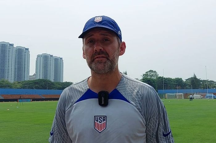 Pelatih timnas U-17 Amerika Serikat Gonalo Segares saat memberi keterangan kepada awak media di Stadion Soemantri Brodjonegoro, Jakarta Selatan, Sabtu (11/11/2023).