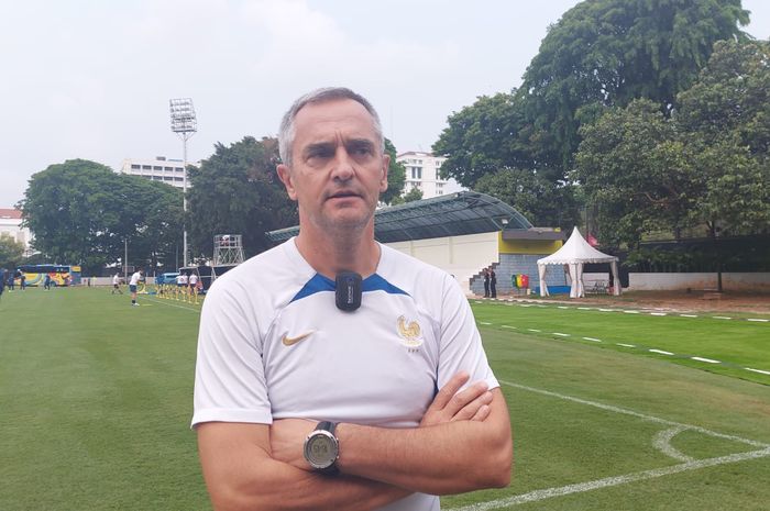 Pelatih timnas U-17 Prancis Jean-Luc Vannuchi saat memberi keterangan kepada awak media di Lapangan Banteng, Jakarta Pusat, Sabtu (11/11/2023).