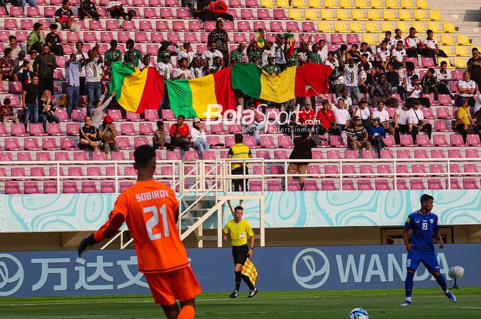 Suporter Mali yang memadati Stadion Manahan, Solo pada laga perdana Grup B Piala Dunia U-17 2023 lawan Uzbekistan, Jumat (10/11/2023)