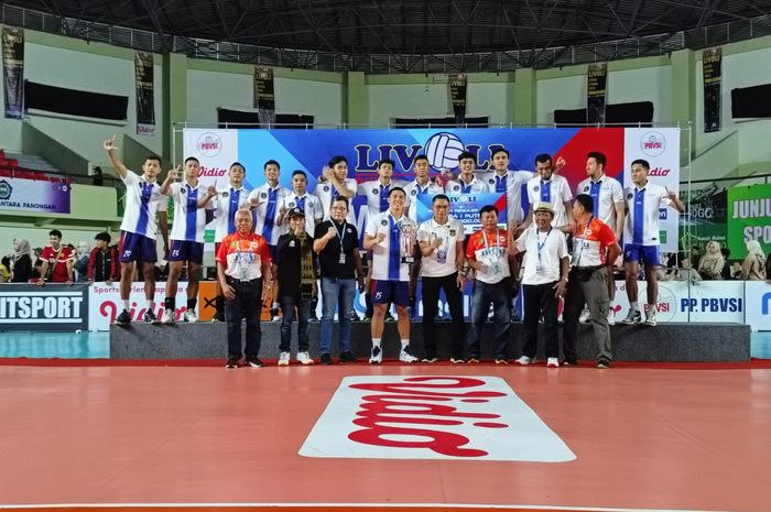 Tim bola voli putra, Lavani berpose setelah menjadi juara putaran pertama reguler Livoli Divisi Utama 2023 di Indoor Stadium Indomilk Sport Center, Legok, Kabupaten Tangerang, Sabtu (11/11/2023).