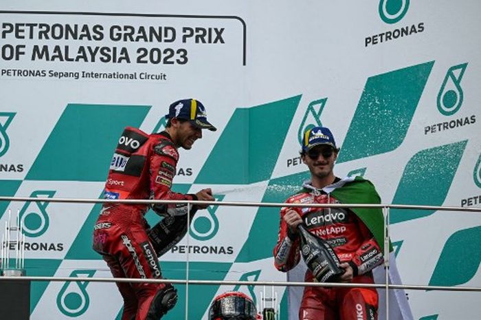 Dua pembalap Ducati, Enea Bastianini (kiri) dan Francesco Bagnaia di podium MotoGP Malaysia 2023 di Sirkuit Sepang, Minggu (12/11/2023).