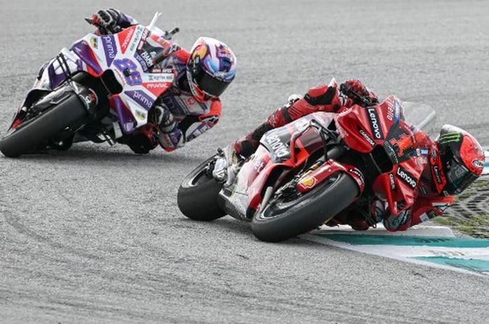 Pembalap Ducati, Francesco Bagnaia, dan Jorge Martin (Prima Pramac) sedang bersaing pada balapan MotoGP Malaysia 2023 di Sirkuit Sepang, Minggu (12/11/2023).