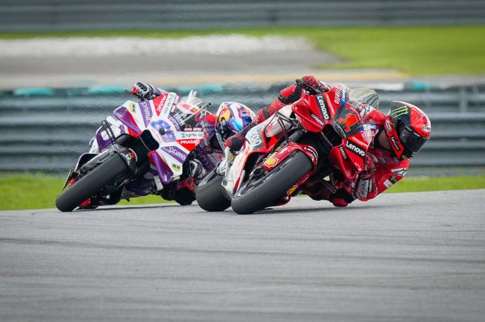 Jorge Martin (Prima Pramac) dan Francesco Bagnaia (Ducati Lenovo) bersaing ketat memperebutkan posisi 3 pada balapan MotoGP Malaysia 2023 di Sirkuit Sepang, Malaysia, Minggu (12/11/2023)
