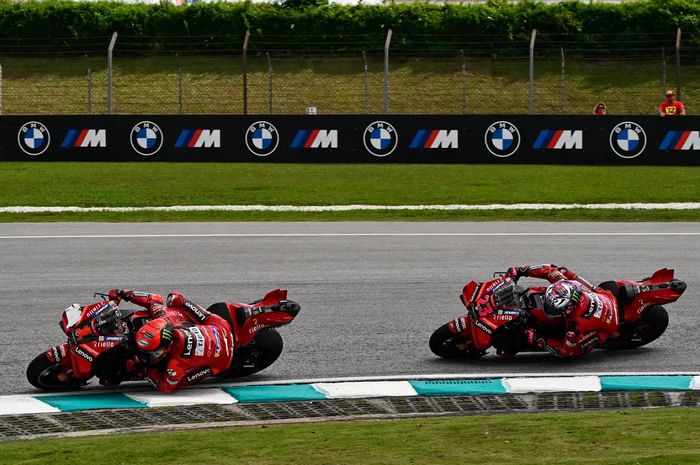 Dua pembalap Ducati Lenovo. Francesco Bagnaia dan Enea Bastianini bersaing untuk memperebutkan tempat ketiga pada Sprint MotoGP Malaysia 2023, Sabtu, 11 November 2023