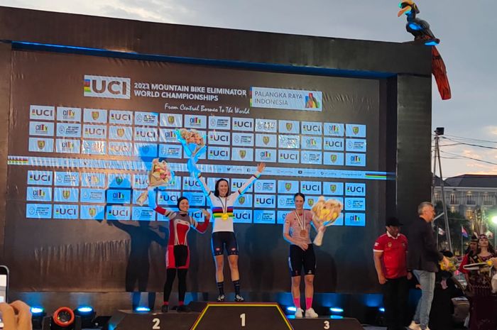 UCI MTB World Championship 2023 telah sukses digelar di Sirkuit SG 1973, Palangka Raya, Kalimantan Tengah (Kalteng), Minggu (12/11). Hasilnya pebalap sepeda wakil Indonesia, Dara Latifah naik podium kedua.
