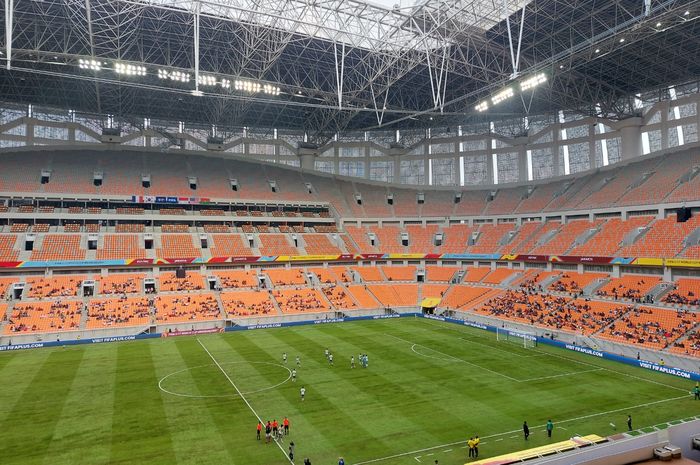 Kondisi tribun penonton saat pertandingan antara Prancis vs Burkina Faso Piala Dunia U-17 2023 Jakarta International Stadium (JIS), Jakarta Utara, Minggu (12/11/2023).