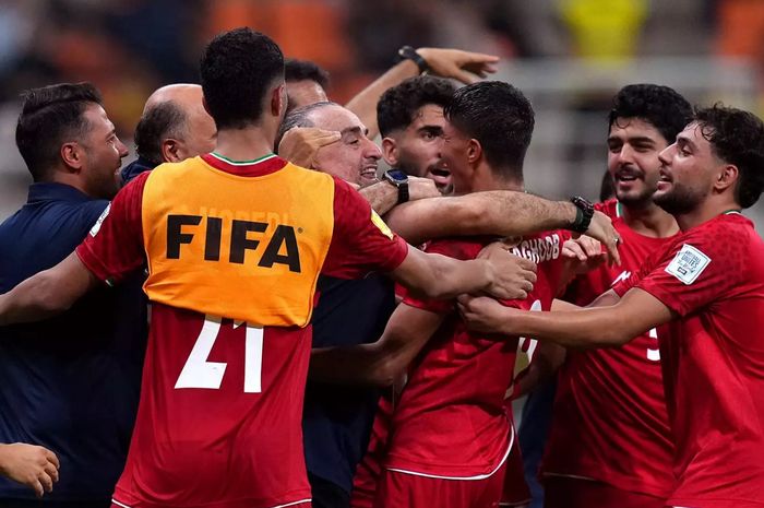 Pelatih Timnas U-17 Iran Hossein Abdi melakukan selebrasi bersama para pemainnya saat mengalahkan Brasil di laga perdana Grup C Piala Dunia U-17 2023.