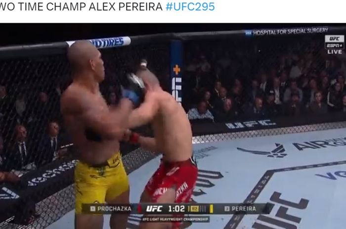 Momen Alex Pereira jadi raja kelas berat ringa usai memukul KO Jiri Prochazka di UFC 295.