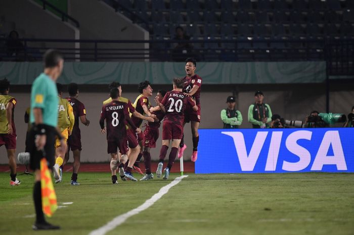 Para pemain timnas U-17 Venezuela saat merayakan gol ke gawang timnas U-17 Selandia Baru pada matchday 1 babak penyisihan Grup F di Stadion Si Jalak Harupat, Bandung, Minggu (12/11/2023).