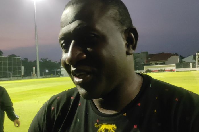 Pelatih Timnas U-17 Mali, Soumaila Coulibally di Lapangan Sriwaru, Solo, Minggu (12/11/2023)