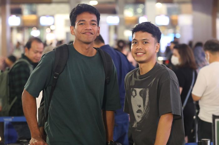 Pebulu tangkis tunggal putra Indonesia, Chico Aura Dwi Wardoyo (kiri) dan Anthony Sinisuka Ginting, jelang keberangkatan menuju turnamen Kumamoto Masters 2023 di Bandara Soekarno-Hatta, Cengkareng, Tangerang, Minggu (12/11/2023).