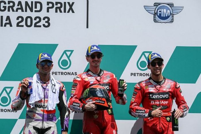 Dari kiri ke kanan, Jorge Martin (Prima Pramac), Francesco Bagnaia, Enea Bastianini (Ducati), berpose seusai menjalani sesi kualifikasi MotoGP Malaysia 2023 di Sirkuit Sepan, Sabtu (11/11/2023).