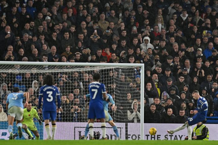 Cole Palmer mencetak gol penalti untuk Chelsea dan menggagalkan kemenangan mantan timnya, Man City, pada duel Liga Inggris di Stamford Bridge, London (12/11/2023).