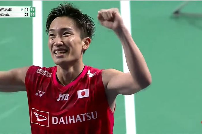 Tunggal putra Jepang, Kento Momota berselebrasi setelah memastikan kemenangannya pada Korea Masters 2023 di Gwangju Women's University Stadium, Korea Selatan, Minggu (12/11/2023).