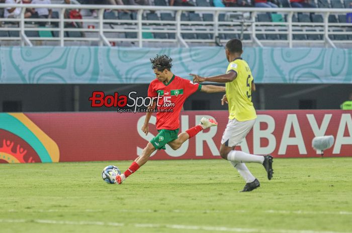 Naoufel El Hannac (kiri) akan menendang bola dalam match day kedua babak penyisihan grup A Piala Dunia U-17 2023 antara timnas U-17 Maroko versus timnas U-17 Ekuador di Stadion Gelora Bung Tomo, Surabaya, Jawa Timur, Senin (13/11/2023).