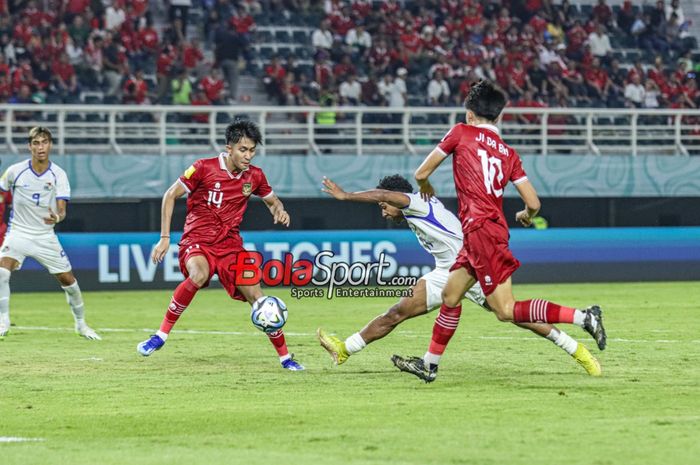 Oldemar Castillo (tengah) sedang menendang bola ke gawang lawan dalam match day kedua babak penyisihan grup A Piala Dunia U-17 2023 antara timnas U-17 Indonesia versus timnas U-17 Panama di Stadion Gelora Bung Tomo, Surabaya, Jawa Timur, Senin (13/11/2023).