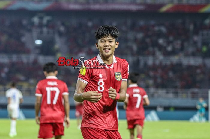 Arkhan Kaka Putra sedang melakukan selebrasi seusai mencetak gol dalam match day kedua babak penyisihan grup A Piala Dunia U-17 2023 antara timnas U-17 Indonesia versus timnas U-17 Panama di Stadion Gelora Bung Tomo, Surabaya, Jawa Timur, Senin (13/11/2023).